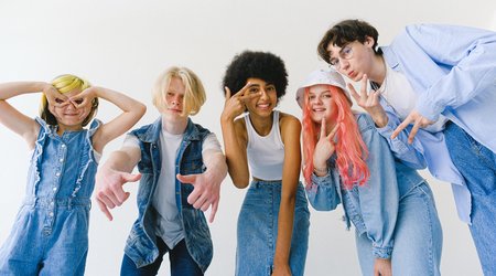 Vier Freunde zeigen Peace-Zeichen in die Kamera.