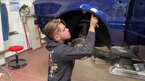 Die Karosserie eines frisch lackierten Autos zusammenbauen - -